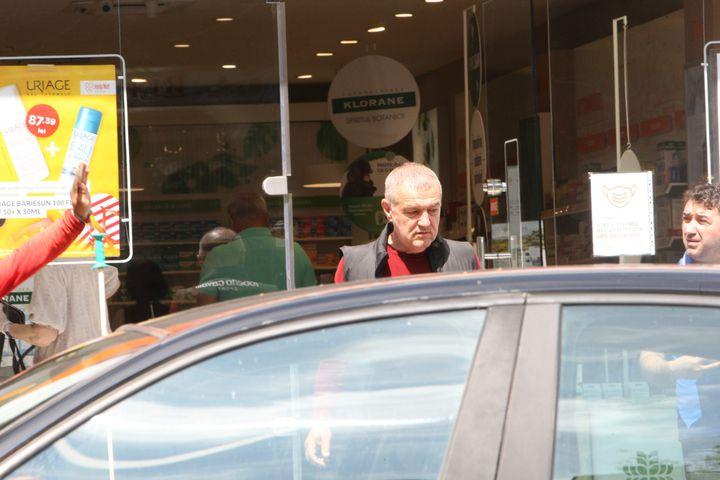 Gest fabulos! Gigi Becali i-a întins unui nevoiaș două bancnote. Bietul om a rămas mut când a văzut cât a primit! | FOTO