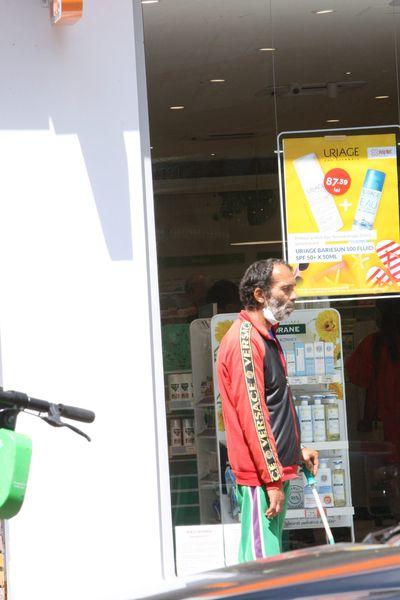 Gest fabulos! Gigi Becali i-a întins unui nevoiaș două bancnote. Bietul om a rămas mut când a văzut cât a primit! | FOTO