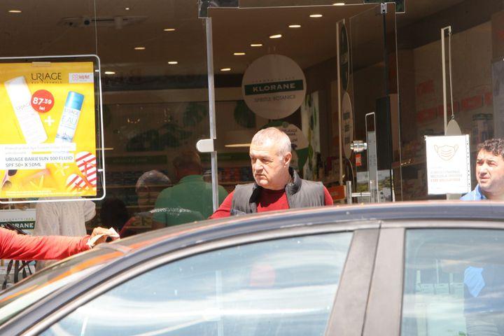 Gest fabulos! Gigi Becali i-a întins unui nevoiaș două bancnote. Bietul om a rămas mut când a văzut cât a primit! | FOTO