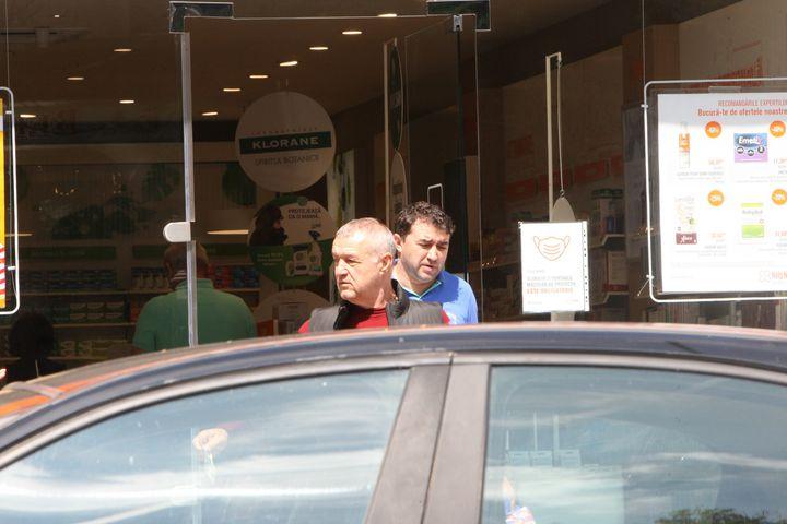 Gest fabulos! Gigi Becali i-a întins unui nevoiaș două bancnote. Bietul om a rămas mut când a văzut cât a primit! | FOTO