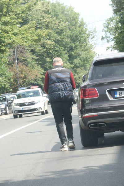 Gest fabulos! Gigi Becali i-a întins unui nevoiaș două bancnote. Bietul om a rămas mut când a văzut cât a primit! | FOTO