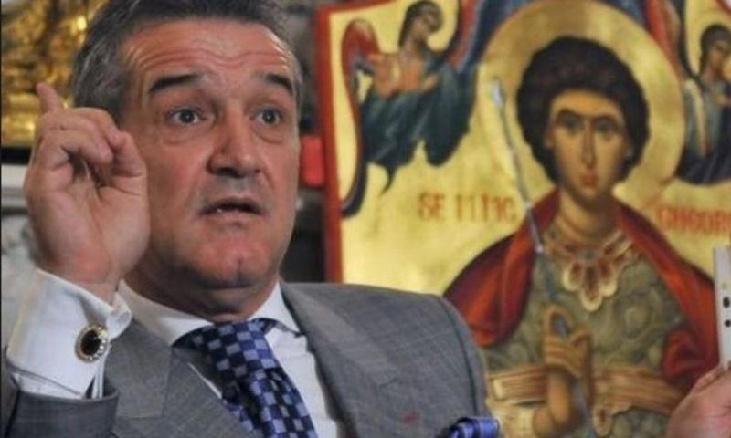 Gest fabulos! Gigi Becali i-a întins unui nevoiaș două bancnote. Bietul om a rămas mut când a văzut cât a primit! | FOTO