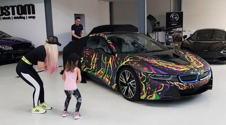 Anda Adam ia ochii tuturor bărbaților. Vedeta uimește prin bolidul de lux pe care îl deține. A scos 150.000 de euro din buzunar | FOTO