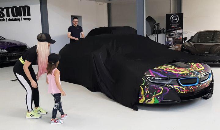 Anda Adam ia ochii tuturor bărbaților. Vedeta uimește prin bolidul de lux pe care îl deține. A scos 150.000 de euro din buzunar | FOTO