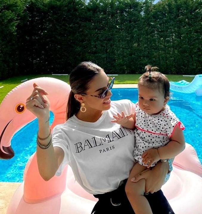 Soția lui Adrian Minune, așa cum n-a fost văzută niciodată! Ce bunică sexy este Cati, în costum de baie sumar! | Foto