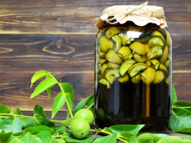 Lichior de nuci verzi. Rețeta tradițională de la Mănăstirea Dintr-un Lemn