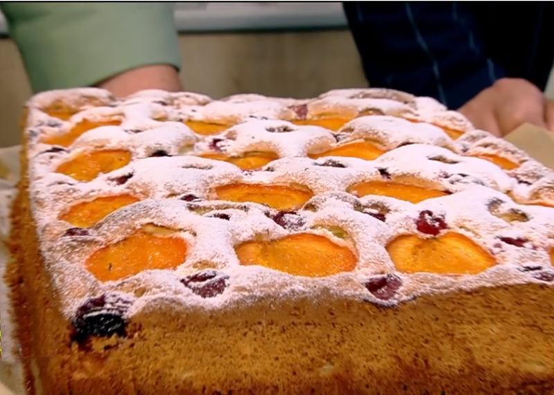 Desert delicios de vară: Rețetă de pandișpan cu vișine și caise