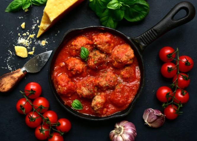 Chiftele cu sos de roșii. Rețeta simplă ca la bunica acasă