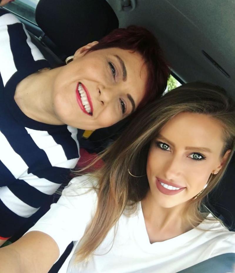 Uau! Cum arată mama Gabrielei Prisăcariu! Cât de mult seamănă. Viitoarea soacră a lui Dani Oțil are un zâmbet splendid! FOTO