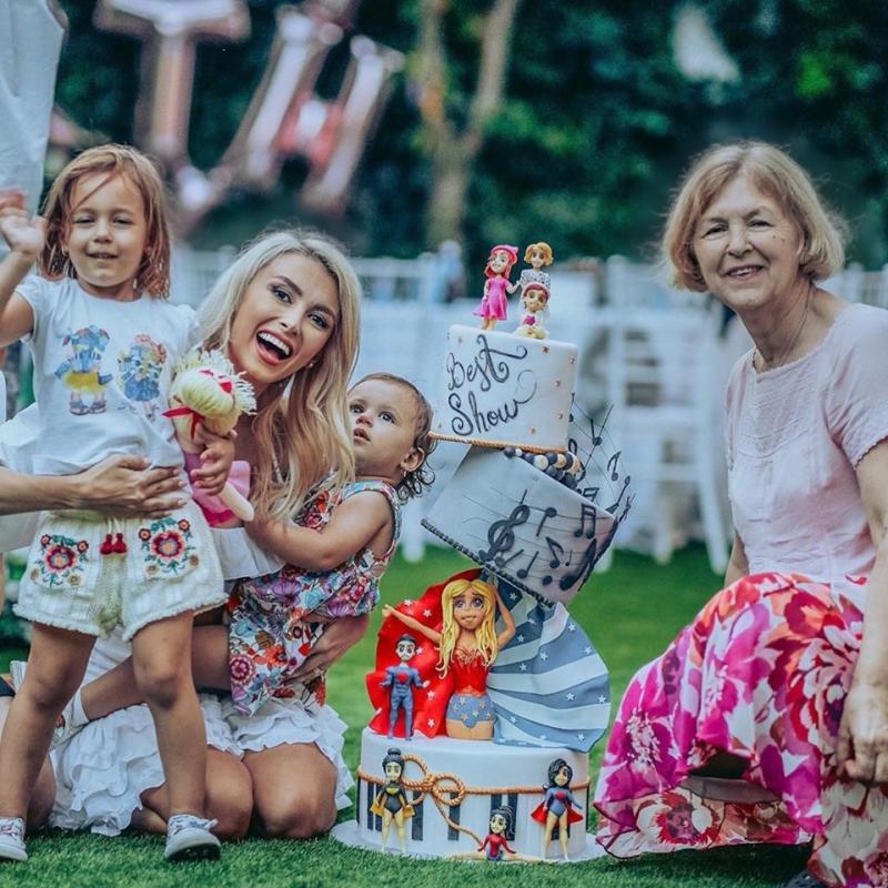 Galerie Foto | Andreea Bălan, aniversare cu ocazia împlinirii celor 36 de ani! Imagini de la petrecerea vedetei "Tortul a arătat exact așa cum e viața mea"
