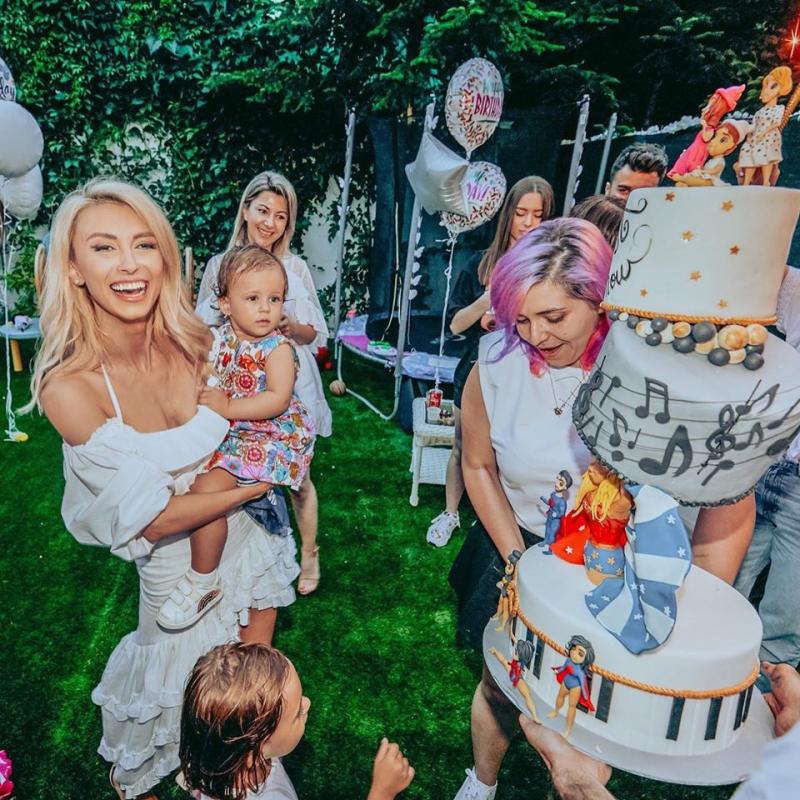 Galerie Foto | Andreea Bălan, aniversare cu ocazia împlinirii celor 36 de ani! Imagini de la petrecerea vedetei "Tortul a arătat exact așa cum e viața mea"