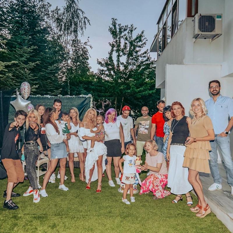 Galerie Foto | Andreea Bălan, aniversare cu ocazia împlinirii celor 36 de ani! Imagini de la petrecerea vedetei "Tortul a arătat exact așa cum e viața mea"