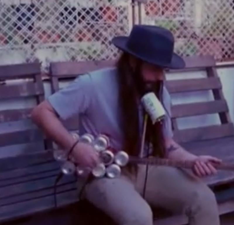 Nu arunca dozele de bere! Poți face o chitară electrică de milioane, în câteva minute | VIDEO