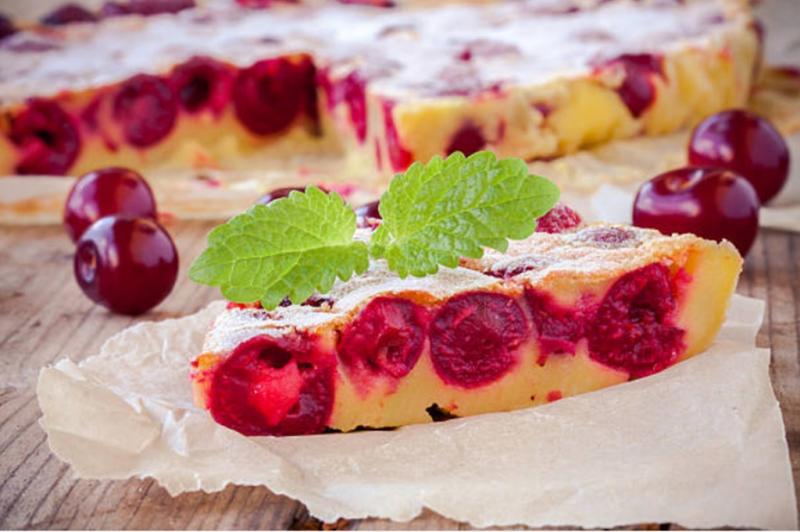 Clafoutis cu cireșe. Desertul vedetă al verii din bucătăria franțuzească