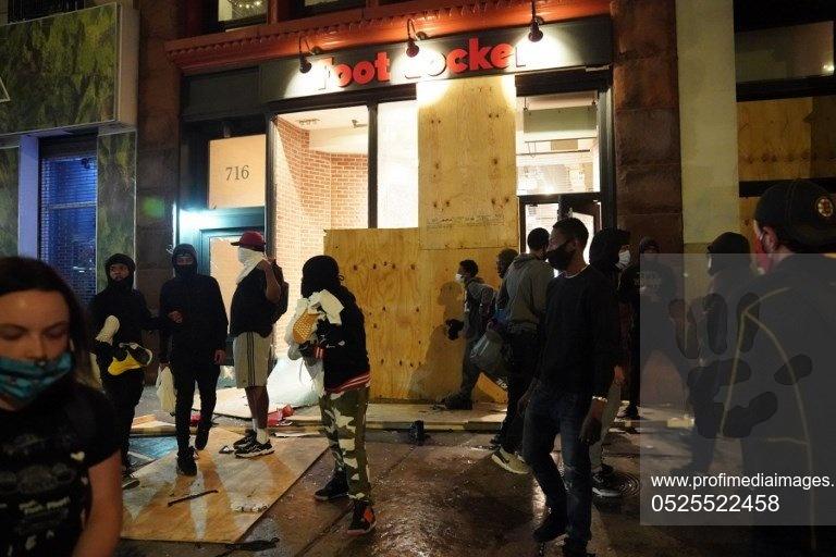 FOTO | Imagini cu dezastrul din Minneapolis. Magazinele sunt vadalizate, au loc furturi în masă și explozii puternice