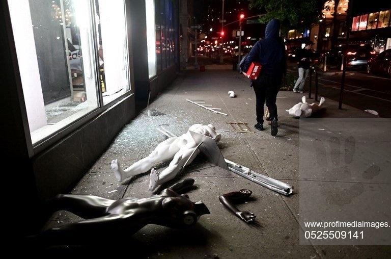 FOTO | Imagini cu dezastrul din Minneapolis. Magazinele sunt vadalizate, au loc furturi în masă și explozii puternice