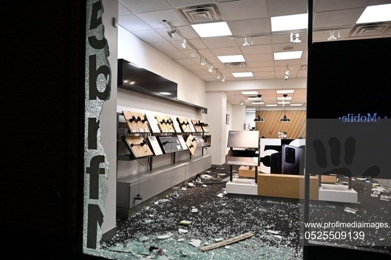 FOTO | Imagini cu dezastrul din Minneapolis. Magazinele sunt vadalizate, au loc furturi în masă și explozii puternice