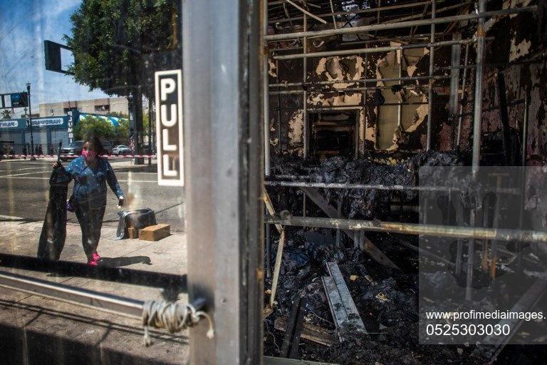 FOTO | Imagini cu dezastrul din Minneapolis. Magazinele sunt vadalizate, au loc furturi în masă și explozii puternice