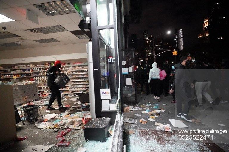 FOTO | Imagini cu dezastrul din Minneapolis. Magazinele sunt vadalizate, au loc furturi în masă și explozii puternice