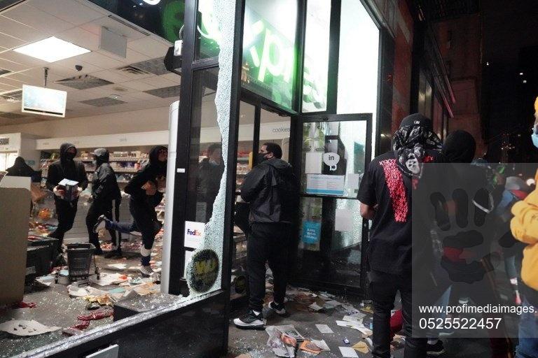 FOTO | Imagini cu dezastrul din Minneapolis. Magazinele sunt vadalizate, au loc furturi în masă și explozii puternice