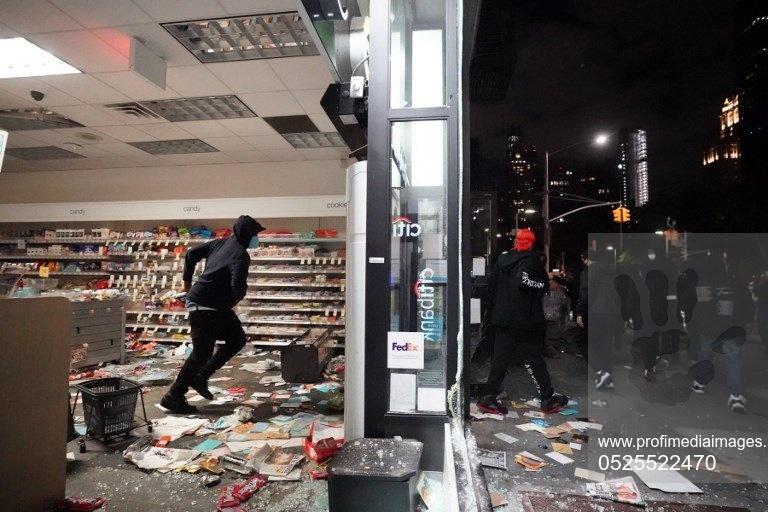 FOTO | Imagini cu dezastrul din Minneapolis. Magazinele sunt vadalizate, au loc furturi în masă și explozii puternice