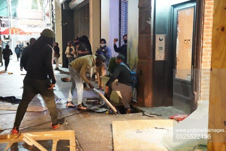 FOTO | Imagini cu dezastrul din Minneapolis. Magazinele sunt vadalizate, au loc furturi în masă și explozii puternice