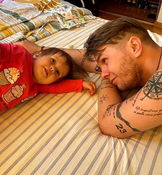 Codin Maticiuc a dat uitării nopțile petrecute în cluburile de fițe. Ipostaza emoționantă în care a fost surprins alături de fiica sa | FOTO