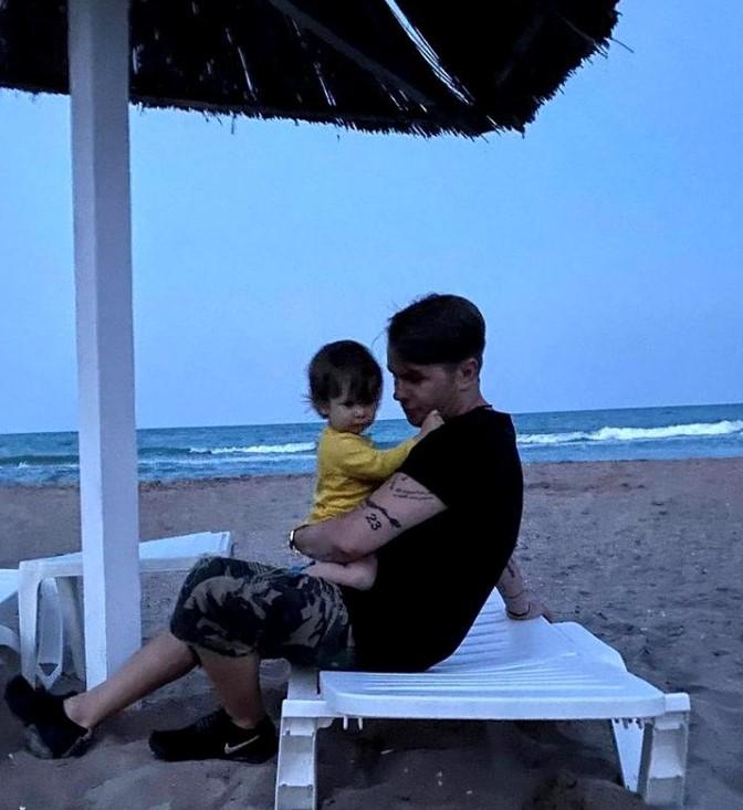 Codin Maticiuc a dat uitării nopțile petrecute în cluburile de fițe. Ipostaza emoționantă în care a fost surprins alături de fiica sa | FOTO