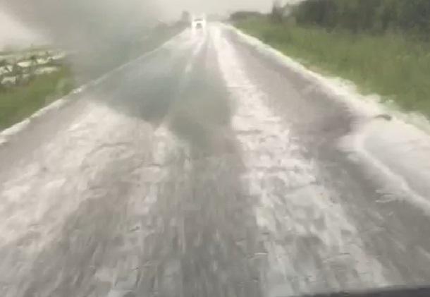 Foto | Grindină și ploi violente într-un județ din România. Străzile au fost acoperite de bucățele de gheață