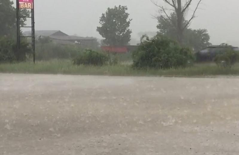 Foto | Grindină și ploi violente într-un județ din România. Străzile au fost acoperite de bucățele de gheață