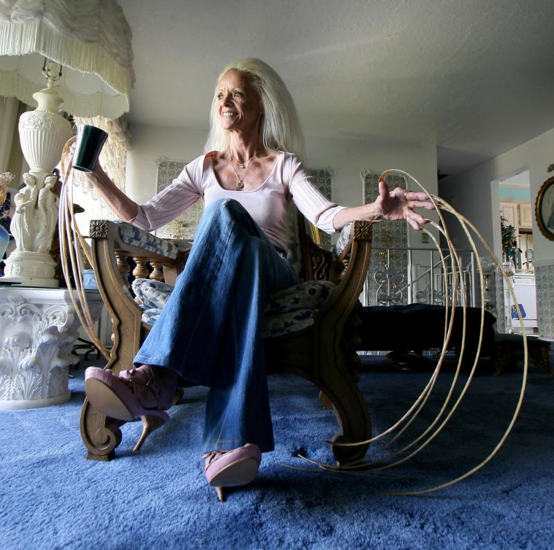 Ce dramă cumplită a trăit femeia cu cele mai lungi unghii din lume. „Am fost aruncată din mașină, pe asfalt. Când am deschis ochii, am început să plâng” – FOTO