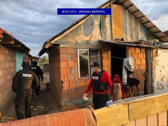 Oameni răpiți din gări, bătuți, ţinuți flămânzi și puși să muncească până la epuizare. Scene de groază în Maramureș - FOTO