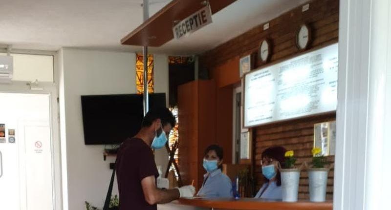 Te cazezi la hotel și afli că există un caz depistat de coronavirus. Ce se întâmplă în acest caz? Măsurile au fost "relaxate"