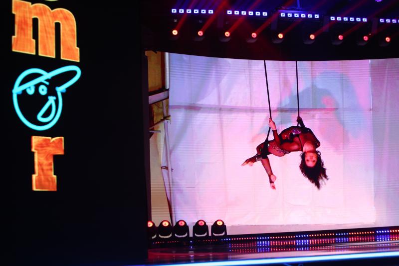 Acrobații senzuale și show sexy, interzis minorilor! Cristina Garcia l-a făcut pe Mihai Bendeac să se bâlbâie, în finala iUmor: „Băi, vă rog eu frumos”