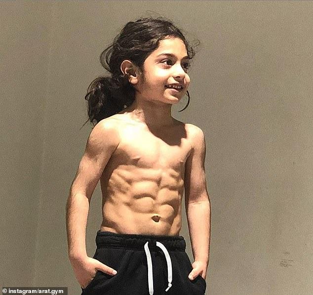 Este un pachet de mușchi, la doar șase ani. Tatăl lui are planuri mari pentru „micul Hercule”: „Îl antrenez de când avea un an”