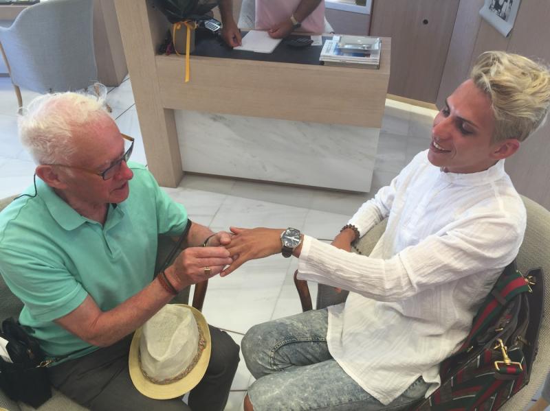 Tânărul român căsătorit cu un preot în vârstă de 81 de ani, care a fost la „Chefi la cuțite”, a rămas văduv! Ce avere uluitoare i-a lăsat soțul lui! „Am plâns, pentru două zile!”