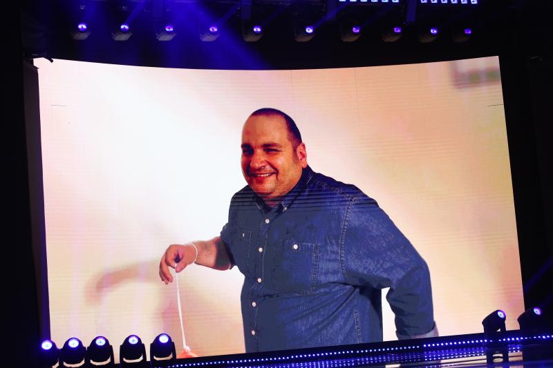 Sică, cel care imită, show uriaș! A făcut box cu felii de carne în sufragerie, mai ceva ca Rocky! Marius Coandă a mimat filme celebre, în finala iUmor