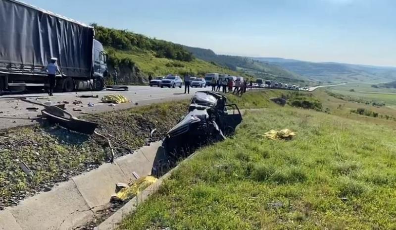 Trei oameni au murit pe loc, la Cluj. Pompierii au scos cadavrele cu greu dintre fiarele mașinii strivite de un TIR - Imagini cu impact emoțional