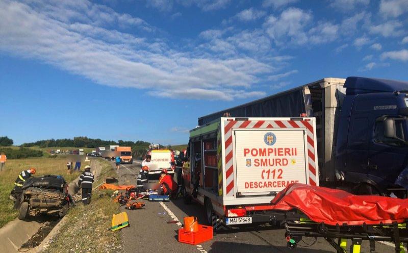 Trei oameni au murit pe loc, la Cluj. Pompierii au scos cadavrele cu greu dintre fiarele mașinii strivite de un TIR - Imagini cu impact emoțional