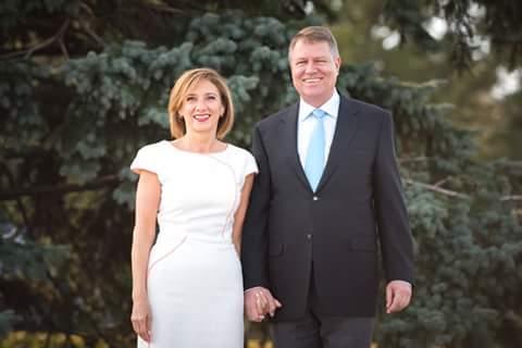 Cum arăta Carmen Iohannis în copilărie! Soția președintelui, în uniformă școlară și cordeluță pe cap! | FOTO