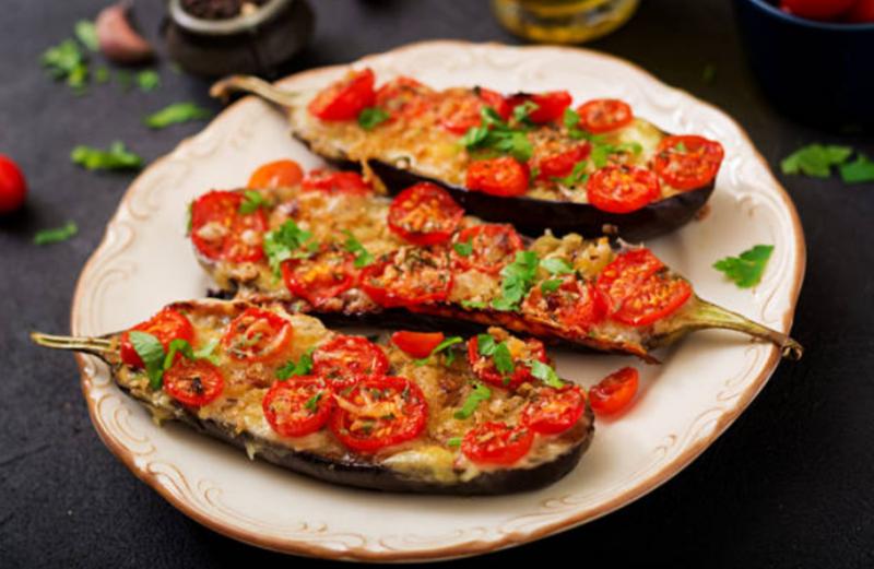 Minipizza din vinete. Rețeta savuroasă și rapidă la cuptor