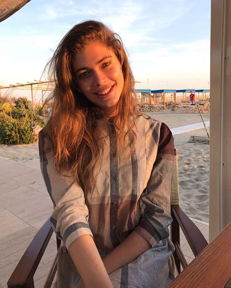 A fost aleasă una dintre cele mai frumoase femei din lume, dar este, de fapt, bărbat! Valentina are forme perfecte - FOTO