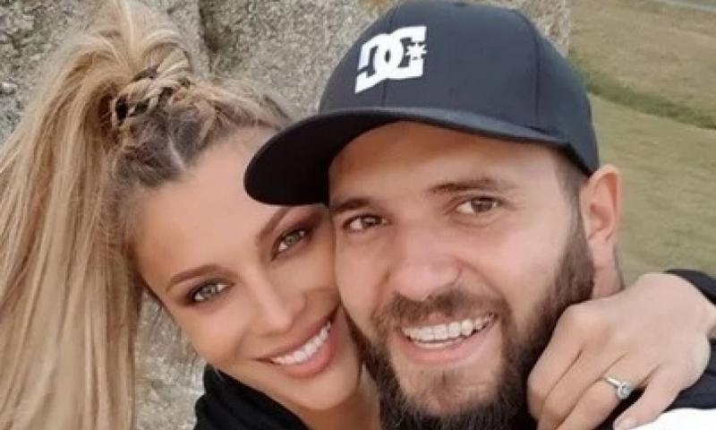 Lora, declarații uluitoare după ce a postat o fotografie într-o ipostază provocatoare. Fanii au reacționat imediat: "Te-au ajuns blestemele"