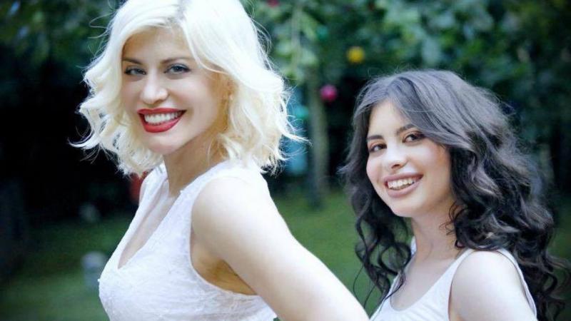 Așa mamă, așa fiică!  Loredana are o frumusețe de fată! A împlinit 22 de ani și îi seamănă perfect | Video
