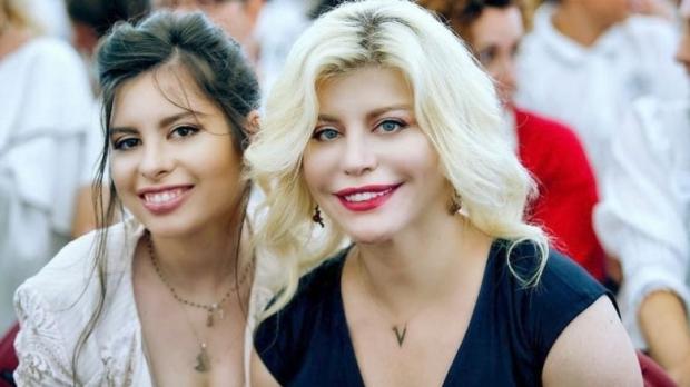Așa mamă, așa fiică!  Loredana are o frumusețe de fată! A împlinit 22 de ani și îi seamănă perfect | Video