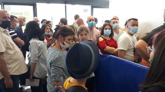 Nervi și cozi uriașe! Românii care și-au luat vacanțe în Grecia aşteaptă cu orele la graniţă, la singurul punct de frontieră deschis