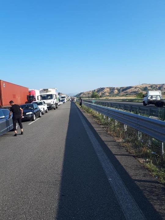 Nervi și cozi uriașe! Românii care și-au luat vacanțe în Grecia aşteaptă cu orele la graniţă, la singurul punct de frontieră deschis