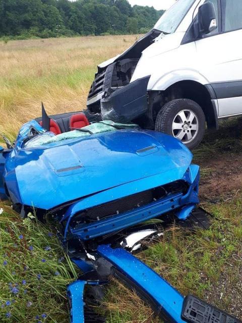 Accident grav lângă Brașov. Un tânăr care conducea un Mustang decapotabil a murit strivit de un microbuz. Medicii n-au mai putut face nimic pentru el