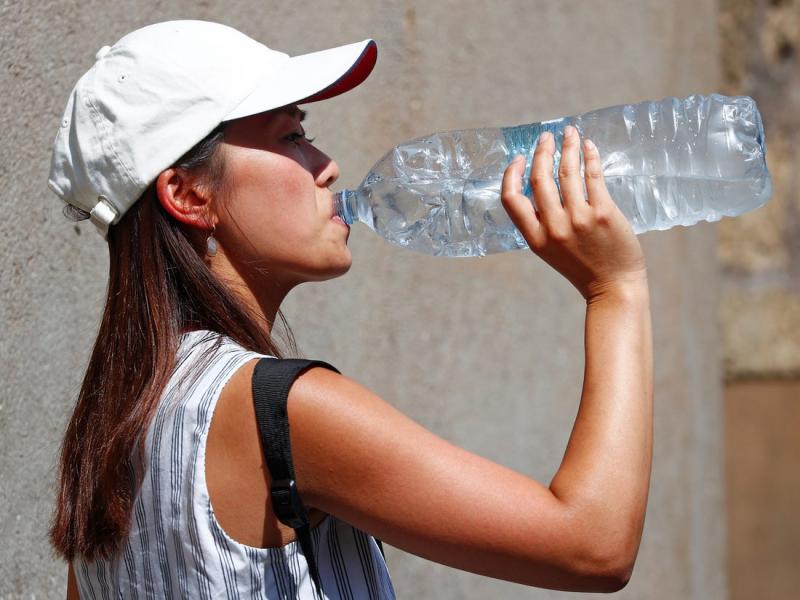 Ce se întâmplă dacă bei prea multă apă într-o oră! Simptome ce arată că te-ai hidratat prea mult