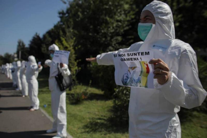 NEWS ALERT! Medicii au ieșit în stradă și protestează în fața Guvernului! "Nu mai putem! Și noi suntem oameni"